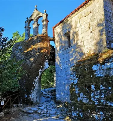 an old brick building with an archway on the side at FOGAR CAÑÓN DO SIL - En la Ribeira Sacra in Nogueira de Ramuin