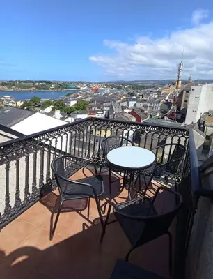 a patio with a table and chairs on a balcony at Apartamento de vacaciones in Ribadeo