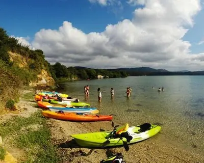 a group of kayaks on the shore of a lake at EnFOZ Con Piscina Parking y Playa a 100 metros in Foz