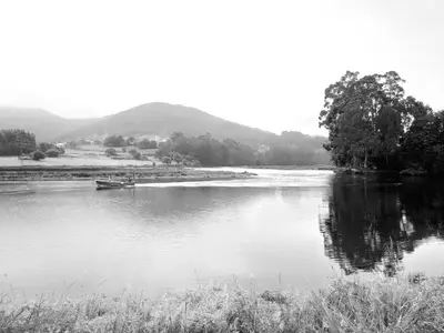 a black and white photo of a lake at The Cliffs - AT Seiramar Os Castelos in Viveiro