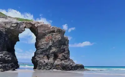 an arch in a rock formation on the beach at EnSAN CIPRIAN Con Vistas Al Mar in Cervo