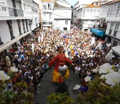 a woman walking in front of a crowd of people at Adiva Loft in Puentedeume