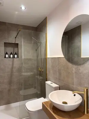 a bathroom with a toilet and a sink and a shower at Lemos Mel in Monforte de Lemos
