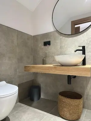 a bathroom with a sink and a toilet at Lemos Nai in Monforte de Lemos