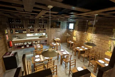 an overhead view of a restaurant with tables and chairs at Pensión Restaurante Casa Camiño II in Palas de Rei