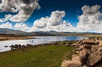 a large body of water with a bunch of rocks at Apartamento Carballo Do Xurès in Maus de Salas