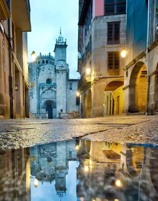 an old building in the middle of a street at Luminoso Termal Casco Histórico in Ourense