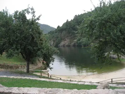 a view of a river with trees and a fence at En plena Ribera Sacra CasaCocó in Ferreira de Panton