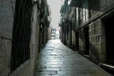 an empty alley way in an alley between two buildings at Duplex Familiar in Ribadavia