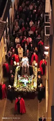 a group of people dressed in medieval clothing sitting around a altar at Estudio. Sada, A Coruña. in Sada